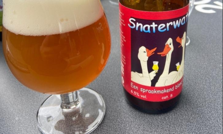 Snaterwater Blond bier flesje met glas Snaterwater Blond bier flesje met glas